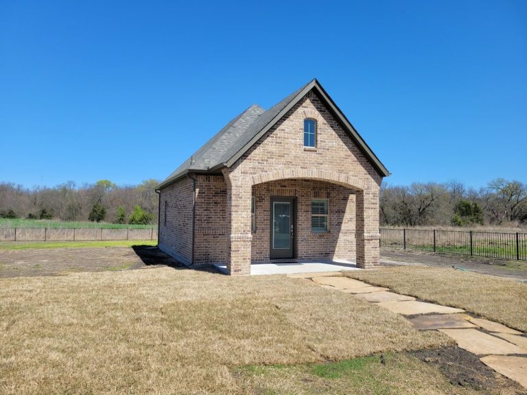 Custom Pool House in Parker, TX: Kitchen, Full Bath, and Office Space